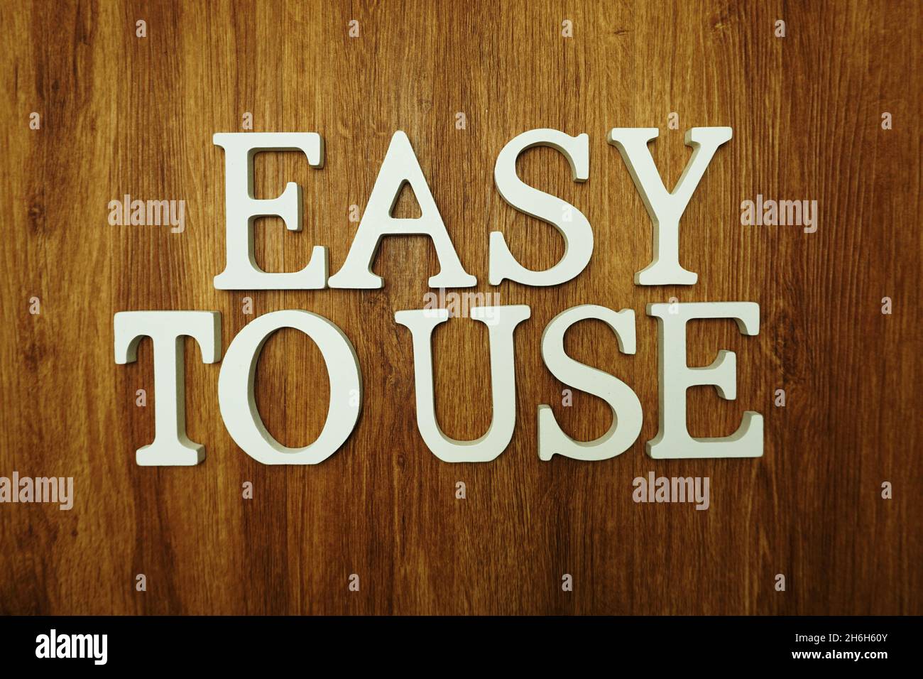 Lettres alphabétiques faciles à utiliser sur fond en bois Banque D'Images