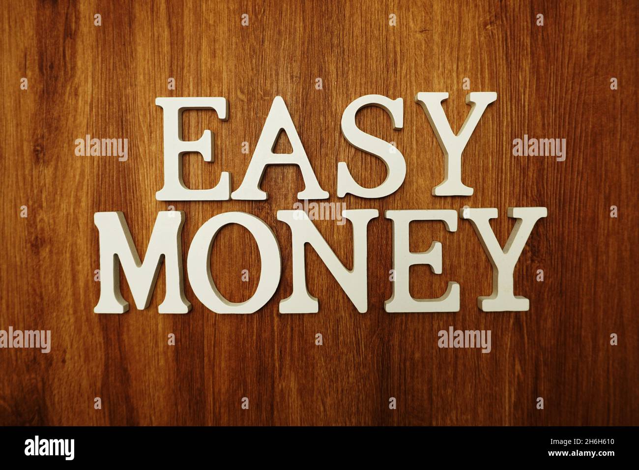 Lettres de l'alphabet mot d'argent facile sur fond en bois Banque D'Images