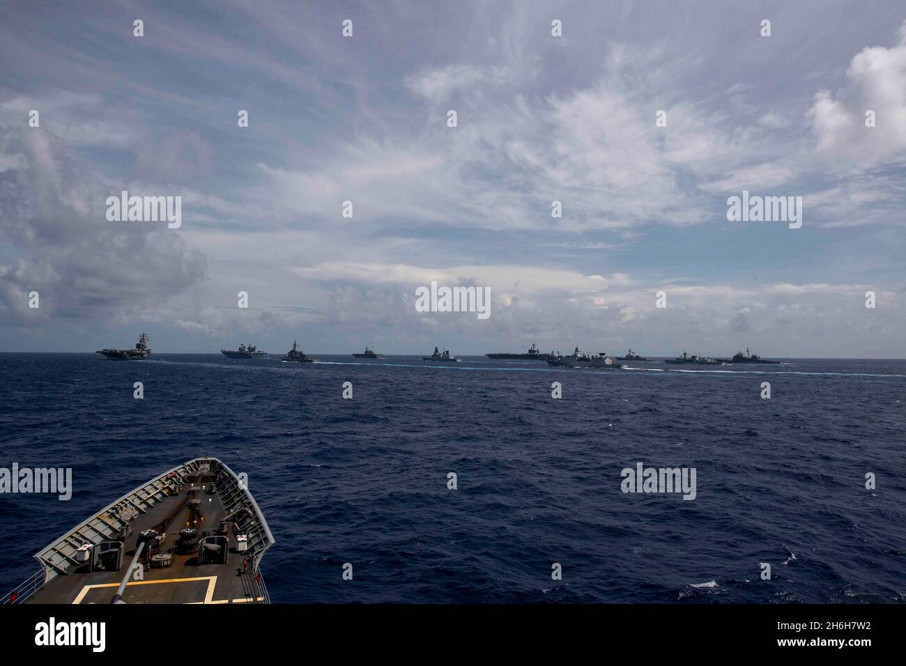 211003-N-JW440-1009 MER DES PHILIPPINES (OCT03, 2021) comme le montre le croiseur à missiles guidés USS Shiloh (CG 67), des navires passent la mer des Philippines lors d’un exercice multinational avec le seul porte-avions déployé par l’avant de la Marine, USS Ronald Regan (CVN 76), le 3 octobre 2021.Le groupe de grève des transporteurs du Royaume-Uni, dirigé par le HMS Queen Elizabeth (R08), les Forces d’autodéfense maritimes du Japon, dirigé par le destroyer d’hélicoptère de classe Hyuga JS ISE (DDH 182); le NCSM Winnipeg de la Royal Canadian Navy (FFH 338); le HNLMS Evertsen de la Royal Netherlands Navy (F 805);HMNZS te Kaha (F 77) de la Royal New Zealand Navy et U.S. Na Banque D'Images