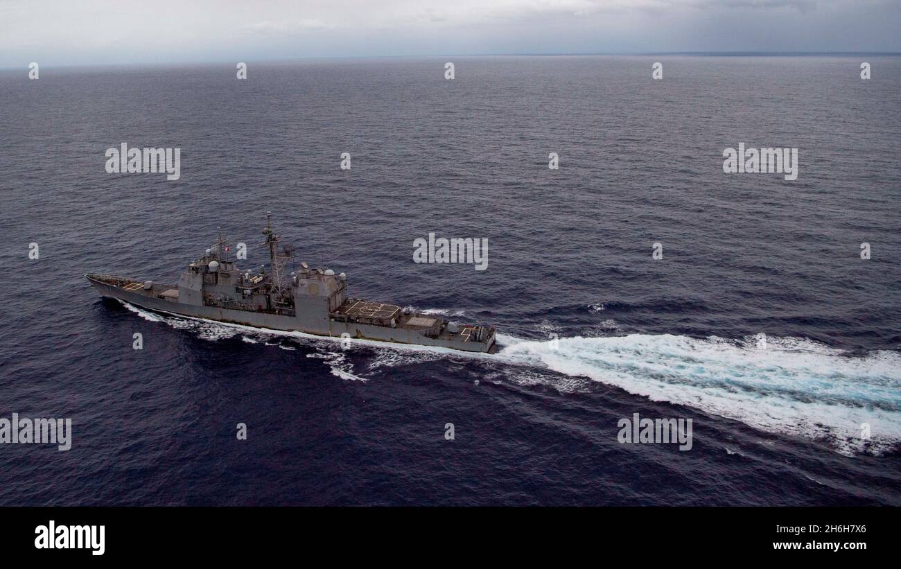 211021-N-JW440-1092 MER DES PHILIPPINES (OCT21, 2021) le croiseur à missiles guidés USS Shiloh (CG 67) transite la mer des Philippines.Shiloh est attaché au commandant de la Force opérationnelle 70/Carrier Strike Group 5, qui mène des opérations en cours à l'appui d'une Indo-Pacifique libre et ouverte.(É.-U.Navy photo by Mass communication Specialist 1st Class Rawad Madanat) Banque D'Images