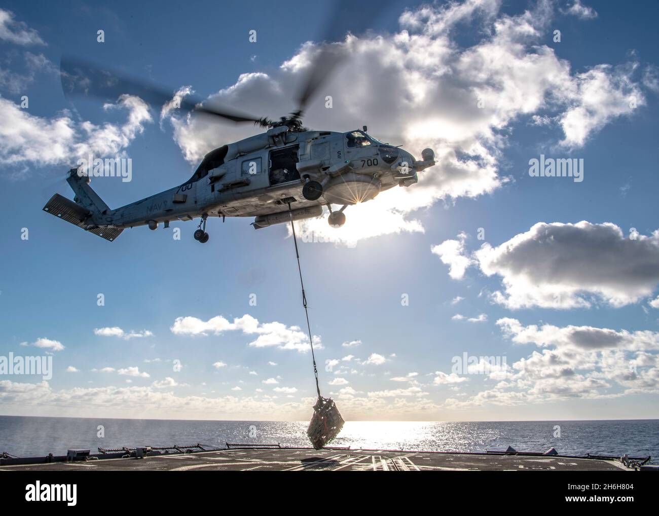 211009-N-JW440-2137 MER DES PHILIPPINES (OCT09, 2021) un MH-60R Seahawk, attaché aux “Saberhawks” de l’Escadron de frappe maritime (UGH) 77, mène un entraînement de reconstitution verticale à bord du croiseur à missiles guidés USS Shiloh (CG 67).Shiloh est attaché au commandant de la Force opérationnelle 70/Carrier Strike Group 5, qui mène des opérations en cours à l'appui d'une Indo-Pacifique libre et ouverte.(É.-U.Navy photo by Mass communication Specialist 1st Class Rawad Madanat) Banque D'Images