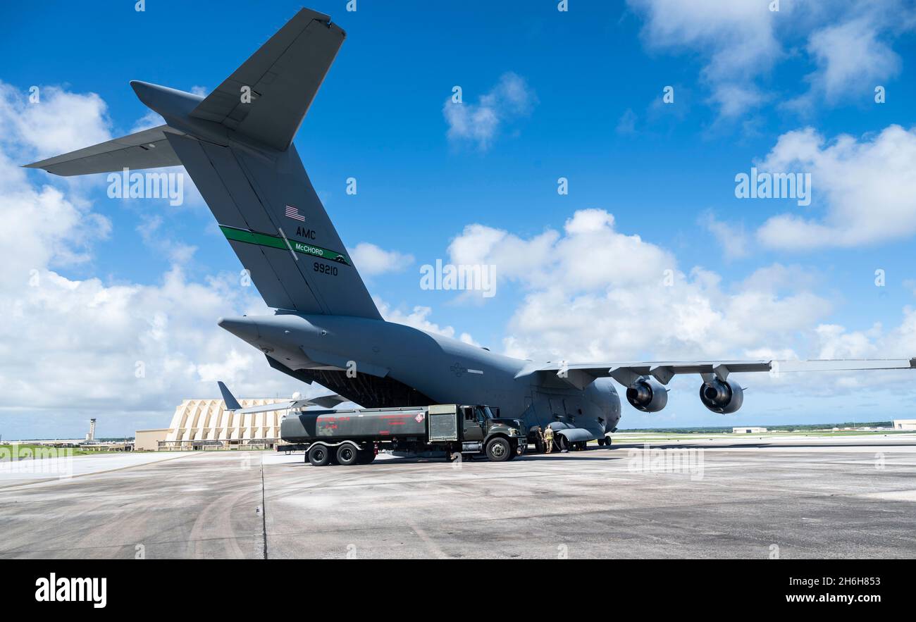 Des aviateurs américains avec l'aile de transport aérien 62d forment des aviateurs américains avec la 36e Escadre pour des opérations de ravitaillement spécialisées sur un C-17 Globemaster III à la base aérienne d'Andersen, Guam, le 9 novembre 2021, pendant l'exercice Rainier War 21B.Le ravitaillement spécialisé permet à l'équipage de livrer rapidement et efficacement de grandes quantités de carburant avec un minimum d'assistance du personnel au sol et de quitter rapidement le site.Rainier War 21B a exercé et évalué la capacité de la 62e escadre de transport aérien d’employer la force et leur capacité d’effectuer des tâches en temps de guerre et d’urgence dans un contexte de conflit de haute intensité, contesté en temps de guerre, dégradé Banque D'Images