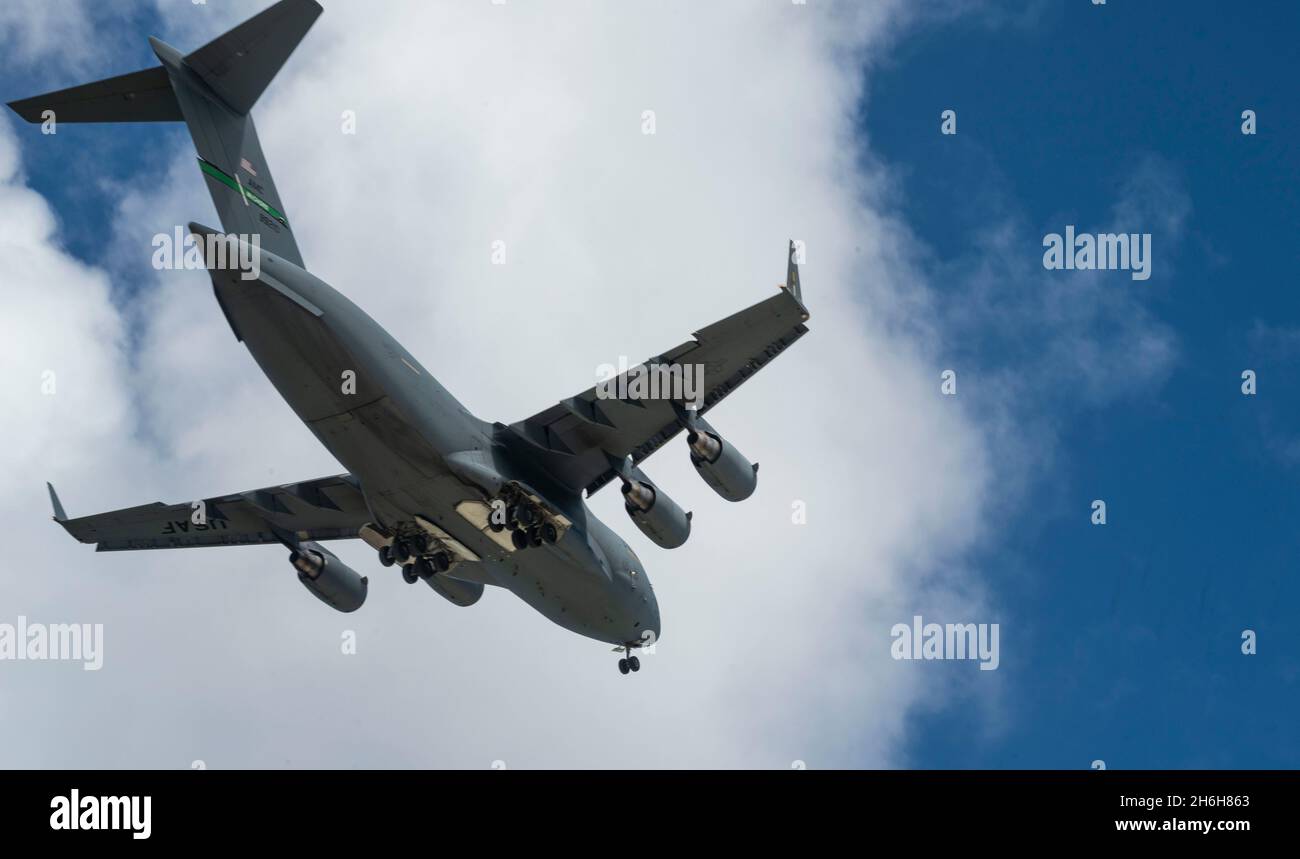 Un C-17 Globemaster III affecté à l'escadre de transport aérien 62d survole une zone d'atterrissage d'assaut à Guam, le 9 novembre 2021, au cours de l'exercice Rainier War 21B.Rainier War 21B a exercé et évalué la capacité de la 62e escadre de transport aérien d’employer la force et leur capacité d’effectuer des tâches en temps de guerre et de contingence dans un contexte de haute intensité, contesté en temps de guerre,Environnement dégradé et limité sur le plan opérationnel tout en soutenant les opérations d'urgence contre un adversaire proche dans la zone de responsabilité du Commandement Indo-Pacifique des États-Unis.(É.-U.Photo de la Force aérienne par le sergent d'état-major.Rachel Williams) Banque D'Images