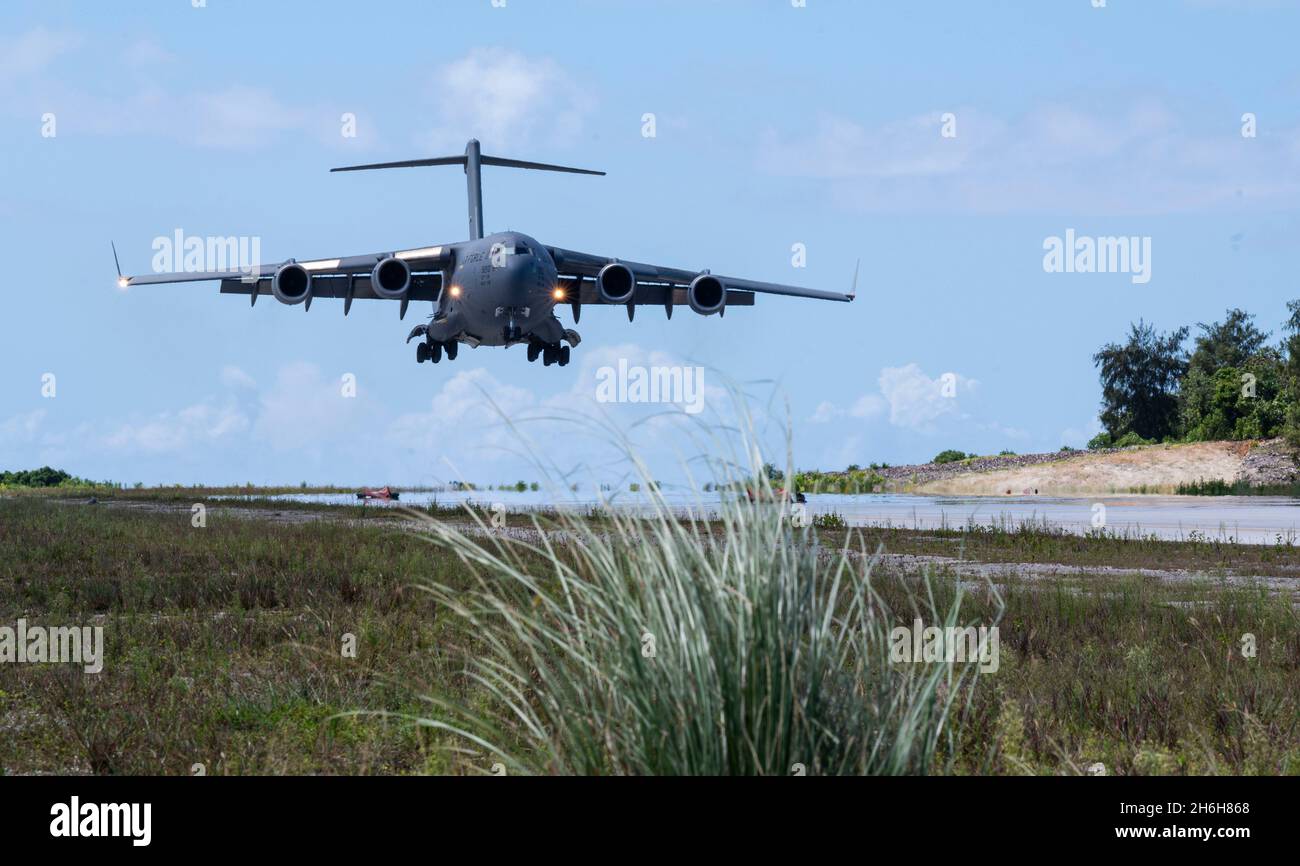 Un C-17 Globemaster III affecté à l'escadre de transport aérien 62d atterrit une zone d'atterrissage d'assaut à Guam, le 9 novembre 2021, pendant l'exercice Rainier War 21B.Rainier War 21B a exercé et évalué la capacité de la 62e escadre de transport aérien d’employer la force et leur capacité d’effectuer des tâches en temps de guerre et de contingence dans un contexte de haute intensité, contesté en temps de guerre,Environnement dégradé et limité sur le plan opérationnel tout en soutenant les opérations d'urgence contre un adversaire proche dans la zone de responsabilité du Commandement Indo-Pacifique des États-Unis.(É.-U.Photo de la Force aérienne par le sergent d'état-major.Rachel Williams) Banque D'Images