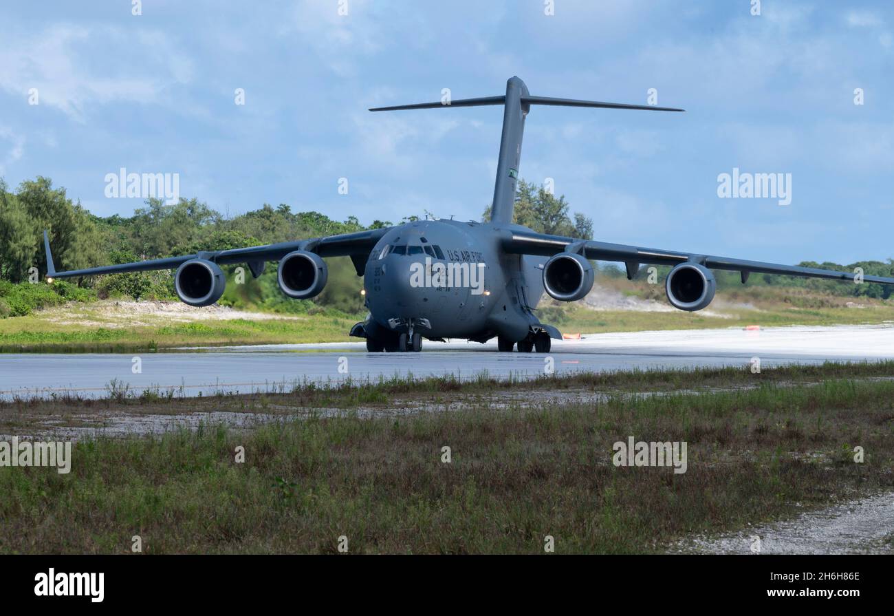 Un C-17 Globemaster III affecté aux taxis de l'aile 62d Airlift qui descendent dans une zone d'atterrissage d'assaut à Guam, le 9 novembre 2021, pendant l'exercice Rainier War 21B.Rainier War 21B a exercé et évalué la capacité de la 62e escadre de transport aérien d’employer la force et leur capacité d’effectuer des tâches en temps de guerre et de contingence dans un contexte de haute intensité, contesté en temps de guerre,Environnement dégradé et limité sur le plan opérationnel tout en soutenant les opérations d'urgence contre un adversaire proche dans la zone de responsabilité du Commandement Indo-Pacifique des États-Unis.(É.-U.Photo de la Force aérienne par le sergent d'état-major.Rachel Williams) Banque D'Images