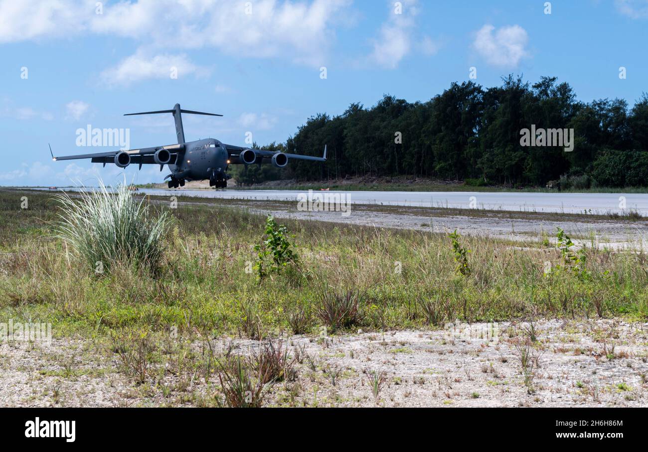 Un C-17 Globemaster III affecté à la 62d Airlift Wing atterrit dans une zone d'atterrissage d'assaut à Guam, le 9 novembre 2021, au cours de l'exercice Rainier War 21B.Rainier War 21B a exercé et évalué la capacité de la 62e escadre de transport aérien d’employer la force et leur capacité d’effectuer des tâches en temps de guerre et de contingence dans un contexte de haute intensité, contesté en temps de guerre,Environnement dégradé et limité sur le plan opérationnel tout en soutenant les opérations d'urgence contre un adversaire proche dans la zone de responsabilité du Commandement Indo-Pacifique des États-Unis.(É.-U.Photo de la Force aérienne par le sergent d'état-major.Rachel Williams) Banque D'Images