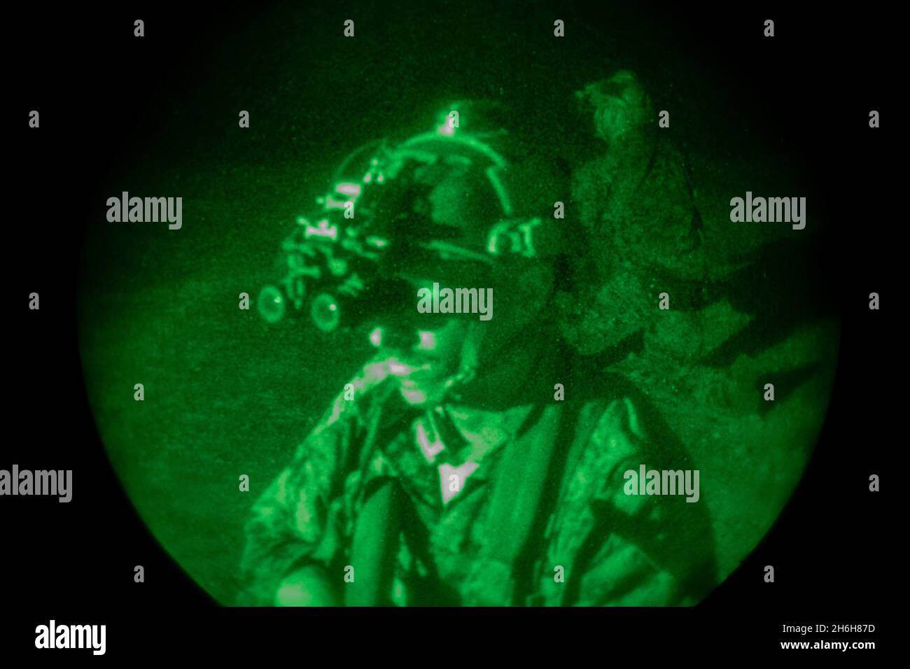 Une marine américaine avec 3d reconnaissance Battalion, 3D Marine Division, assure la sécurité pendant une aire de démolition à Okinawa, Japon, 5 novembre 2021.Marines a mené une formation sur la gamme de démolition dans le cadre de son évaluation de la préparation au combat du corps des Marines, en se concentrant sur diverses méthodes d'insertion et d'extraction, sur l'emploi constant des communications et sur la confiance accrue.(É.-U.Photo du corps marin par lance Cpl.Diana Jimenez) Banque D'Images