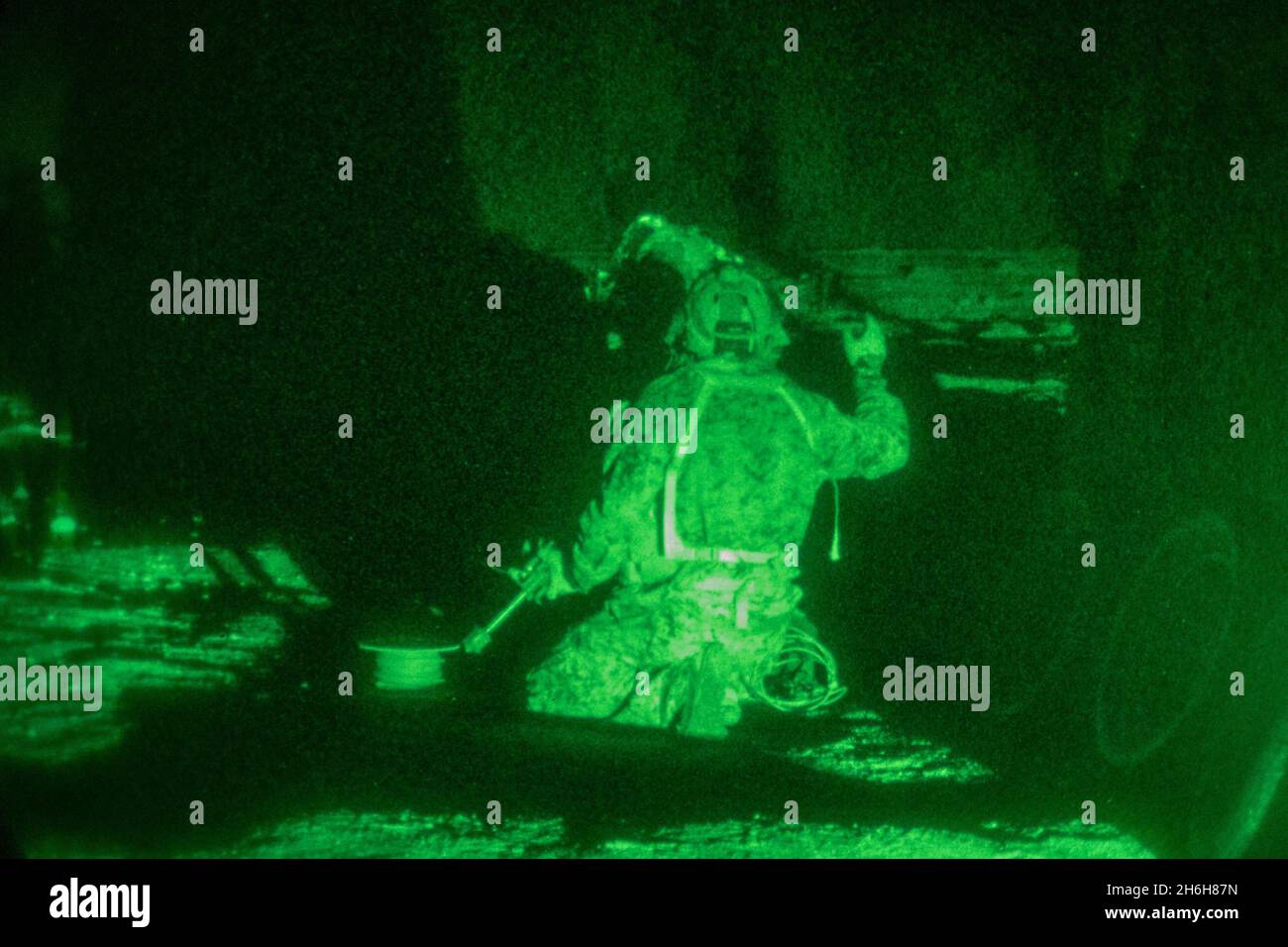 Une marine américaine avec 3d reconnaissance Battalion, 3D Marine Division, assure la sécurité pendant une aire de démolition à Okinawa, Japon, 5 novembre 2021.Marines a mené une formation sur la gamme de démolition dans le cadre de son évaluation de la préparation au combat du corps des Marines, en se concentrant sur diverses méthodes d'insertion et d'extraction, sur l'emploi constant des communications et sur la confiance accrue.(É.-U.Photo du corps marin par lance Cpl.Diana Jimenez) Banque D'Images