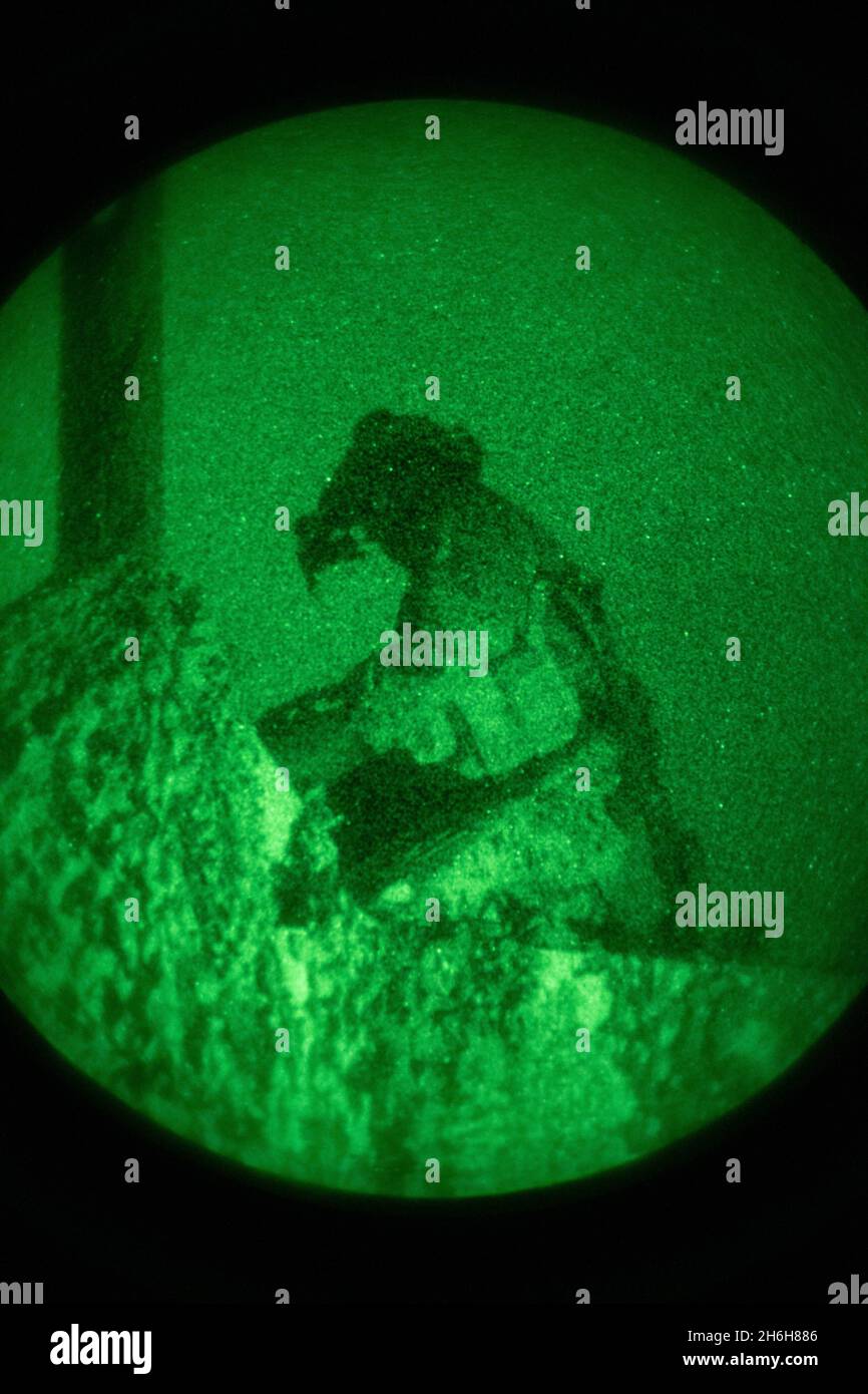 Un Marine américaine avec 3d reconnaissance Battalion, 3D Marine Division, participe à une gamme de démolition à Okinawa, Japon, 5 novembre 2021.Marines a mené une formation sur la gamme de démolition dans le cadre de son évaluation de la préparation au combat du corps des Marines, en se concentrant sur diverses méthodes d'insertion et d'extraction, sur l'emploi constant des communications et sur la confiance accrue.(É.-U.Photo du corps marin par lance Cpl.Diana Jimenez) Banque D'Images