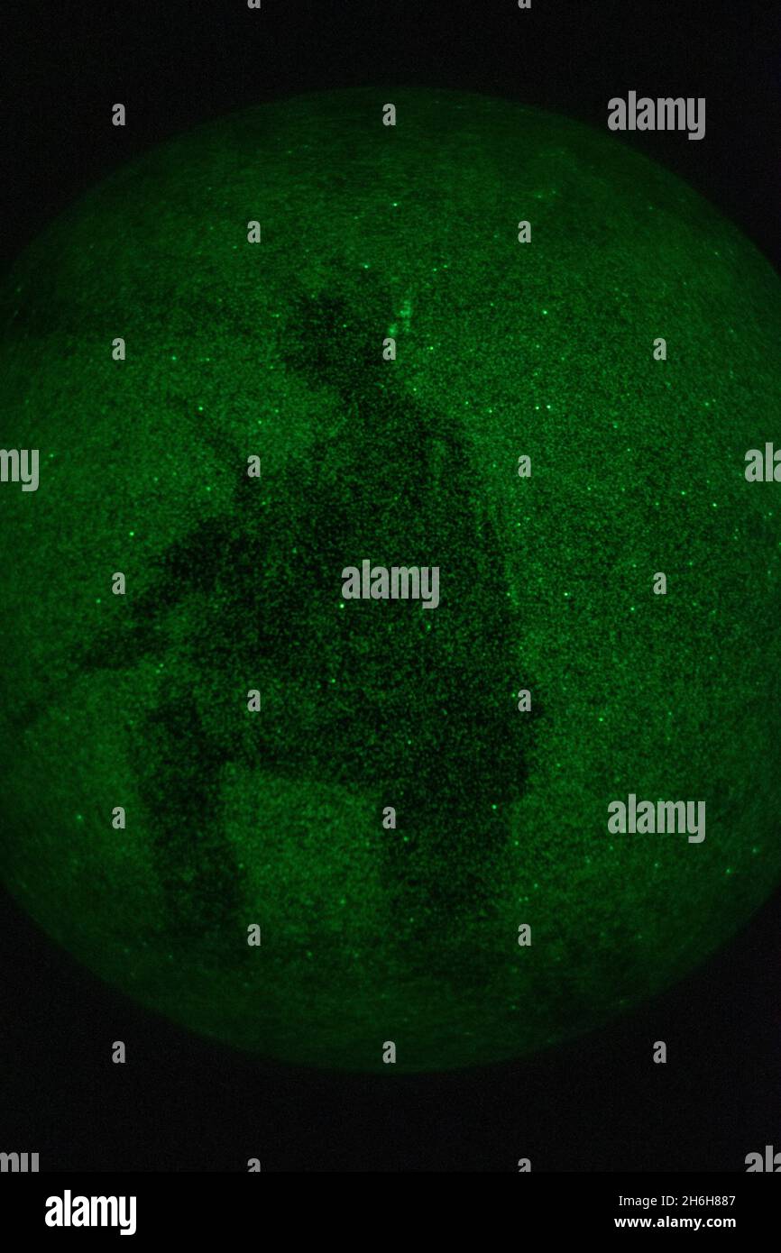 Une marine américaine avec 3d reconnaissance Battalion, 3D Marine Division, assure la sécurité pendant une aire de démolition à Okinawa, Japon, 5 novembre 2021.Marines a mené une formation sur la gamme de démolition dans le cadre de son évaluation de la préparation au combat du corps des Marines, en se concentrant sur diverses méthodes d'insertion et d'extraction, sur l'emploi constant des communications et sur la confiance accrue.(É.-U.Photo du corps marin par lance Cpl.Diana Jimenez) Banque D'Images