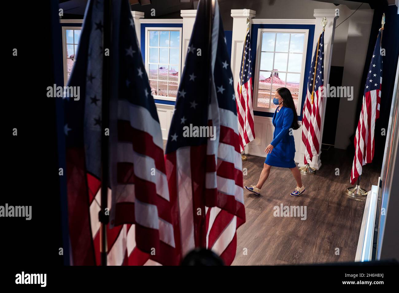 Washington, États-Unis.15 novembre 2021.Deb Haaland, secrétaire à l'intérieur, arrive au Sommet des nations tribales à l'Auditorium de la Cour du Sud de l'immeuble Eisenhower, à côté de la Maison Blanche, à Washington, DC, le 15 novembre 2021.(Photo d'Oliver Contreras/SIPA USA) Credit: SIPA USA/Alay Live News Banque D'Images