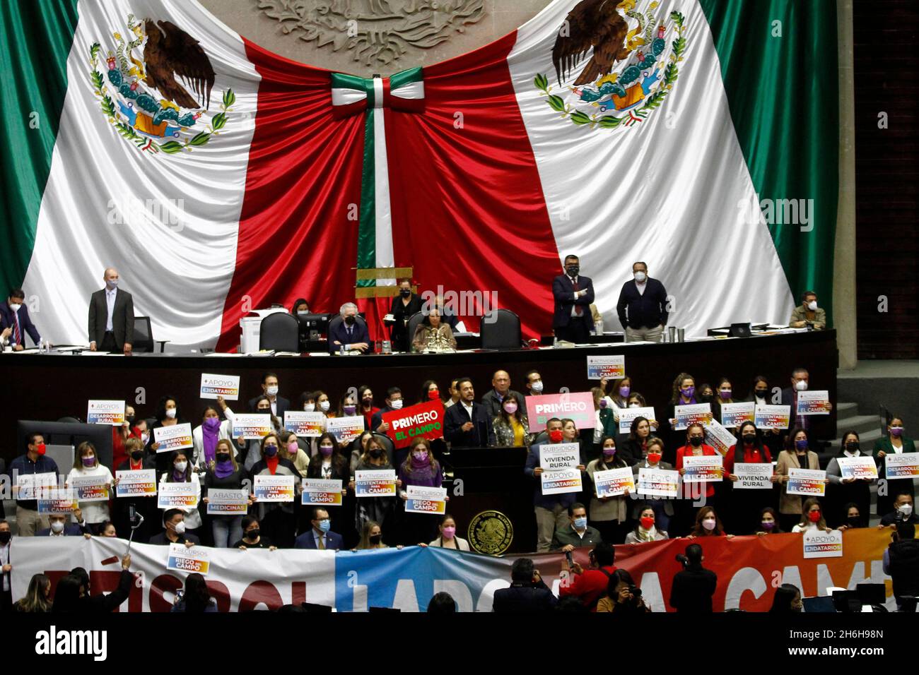 Non exclusif : les législateurs du parti action nationale protestent contre le président mexicain Andres Manuel Lopez Obrador pendant leur intervention Banque D'Images