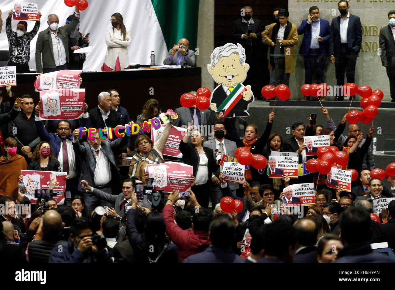 Non exclusif : les législateurs du parti action nationale protestent contre le président mexicain Andres Manuel Lopez Obrador pendant leur intervention Banque D'Images