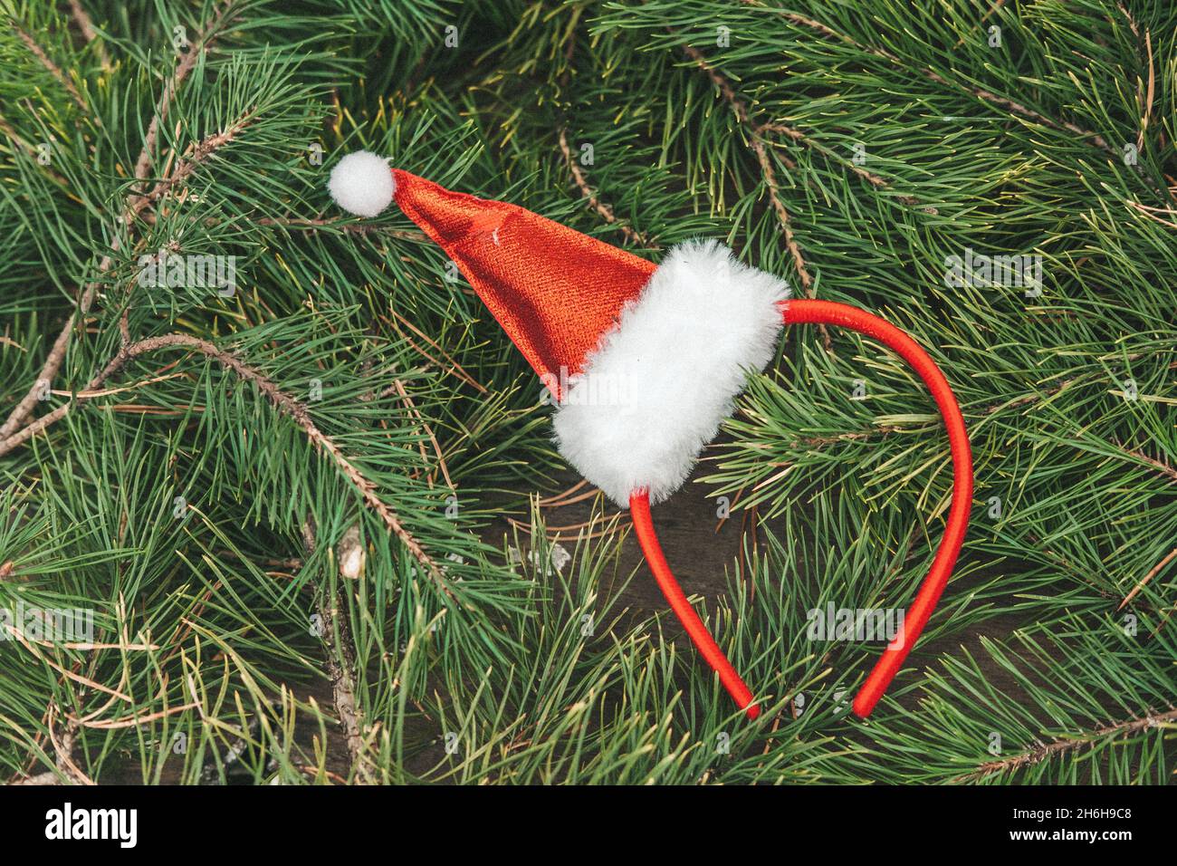 Chapeau rouge de Noël sur un fond de branches de sapin, espace de copie Banque D'Images