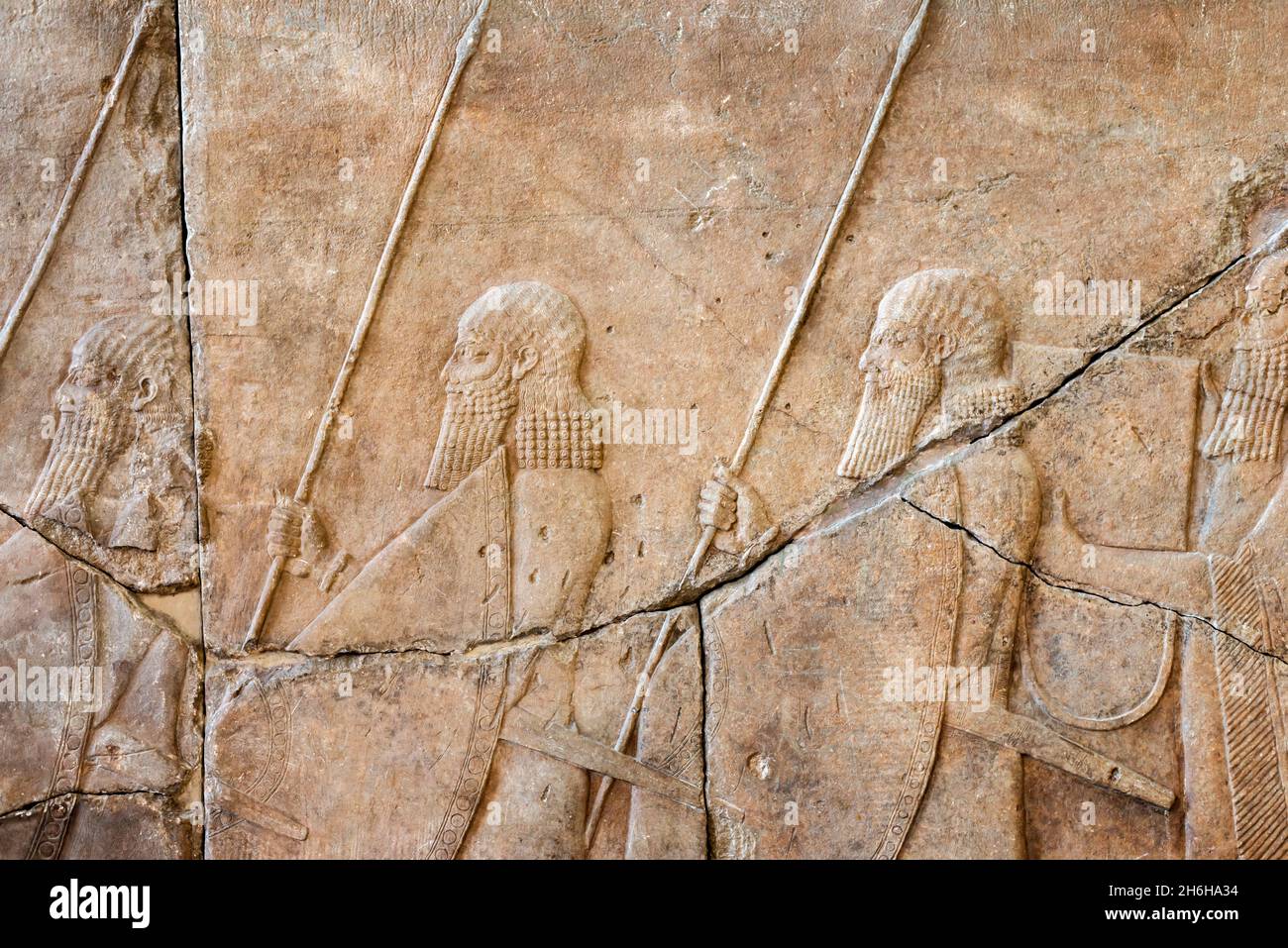 Ancien relief de mur en pierre assyrienne avec figures de gardes Banque D'Images