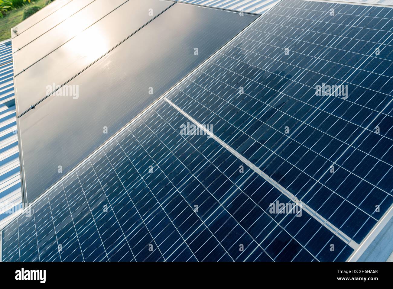 Panneaux solaires ou module photovoltaïque.L'énergie solaire pour l'énergie verte.Ressources durables.Énergies renouvelables.Technologie propre.Les panneaux de cellules solaires utilisent su Banque D'Images