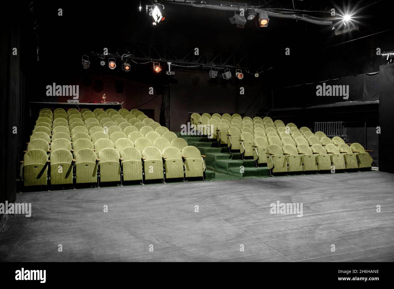 Image d'un petit auditorium avec fauteuils verts Banque D'Images