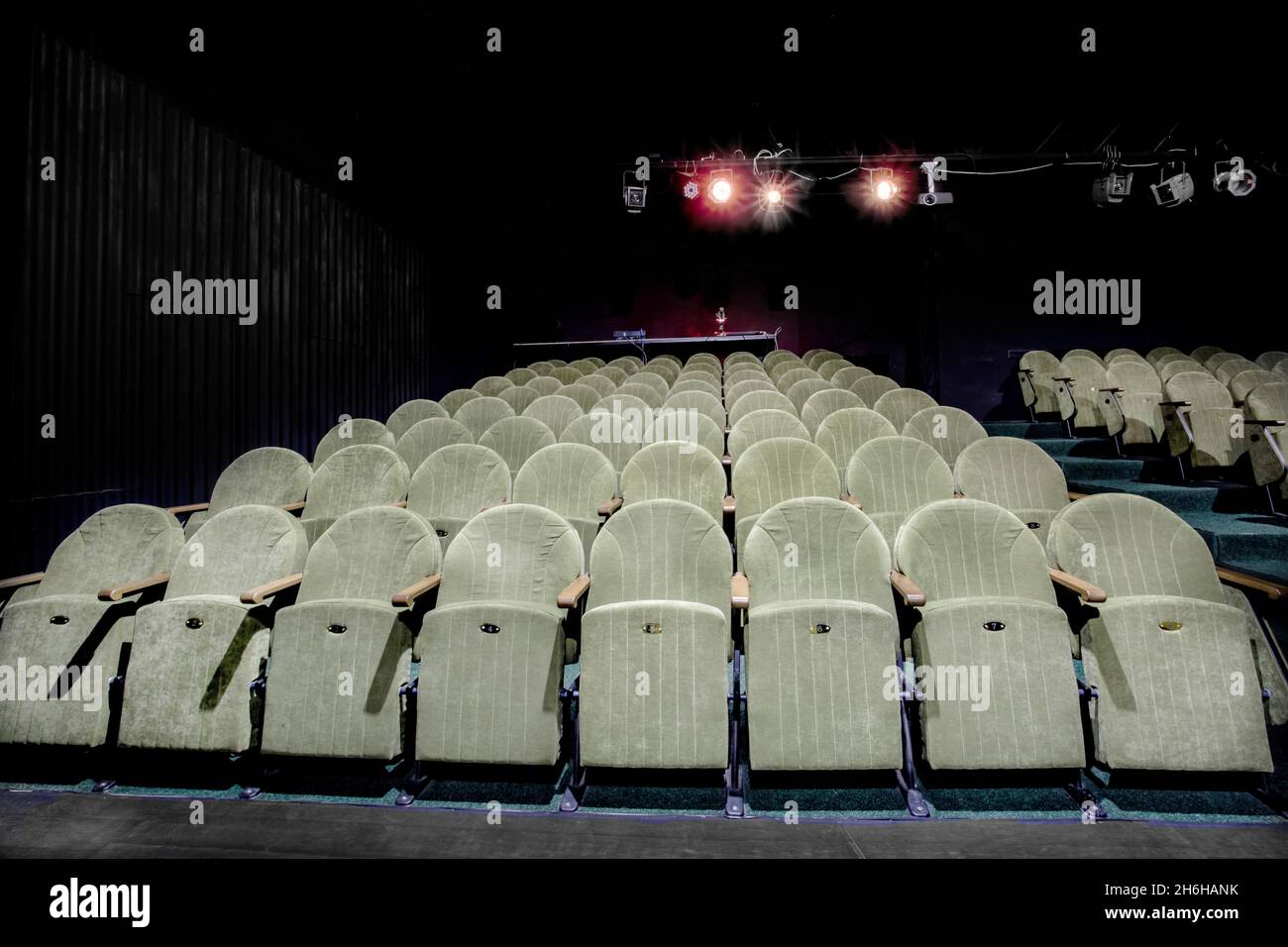 Image d'un petit auditorium avec fauteuils verts Banque D'Images