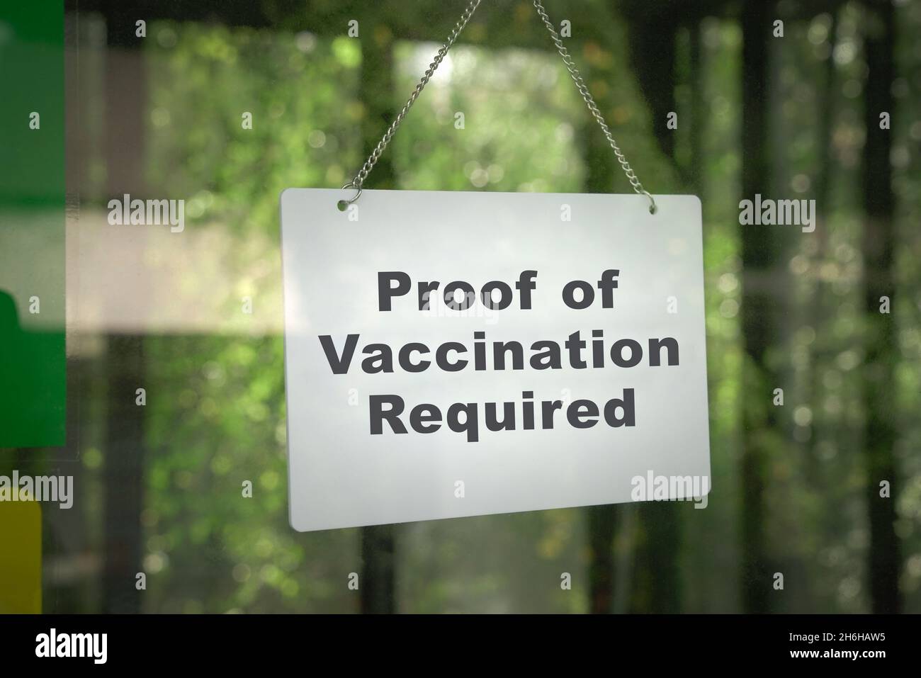 Panneau, preuve de vaccination obligatoire sur la porte d'un magasin.Pas de vaccin, pas de concept d'entrée. Banque D'Images