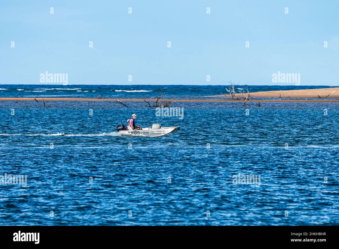 Pêcheur en bateau à Miara Beach, Queensland, Queensland, Australie Banque D'Images