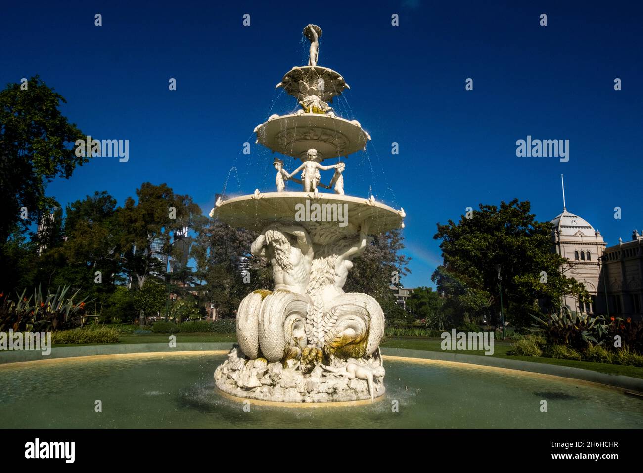 La fontaine Hochgurtel et le bâtiment de l'exposition royale dans les jardins Carlton, Melbourne, Victoria, Australie. Banque D'Images