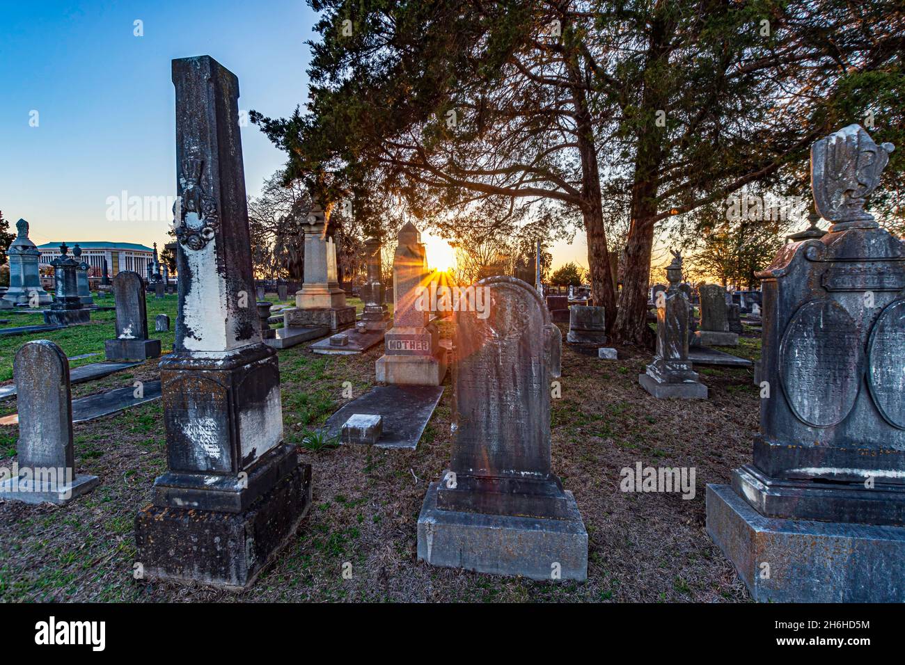 Montgomery, Alabama, USA-3 mars 2021: Vieux graviers usés dans le cimetière historique d'Oakwood, établi en 1818.Beaucoup de soldats et de personnes éminentes Banque D'Images