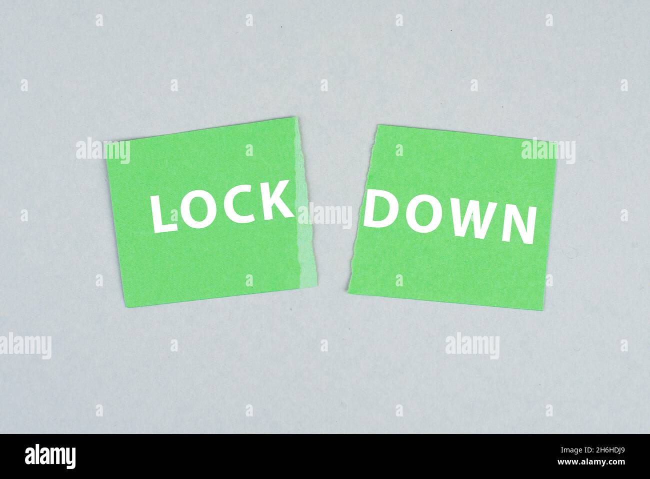 Le mot LockDown se trouve sur un papier déchiré, fin de la pandémie, covid-19, règlement STOP Banque D'Images
