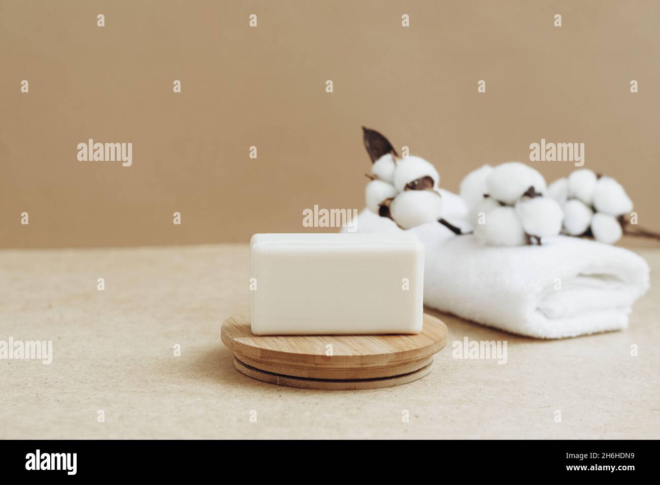 Barres de savon en matières premières naturelles blanc doux serviette beige fond.Cosmétiques biologiques.Concept de santé spa Banque D'Images