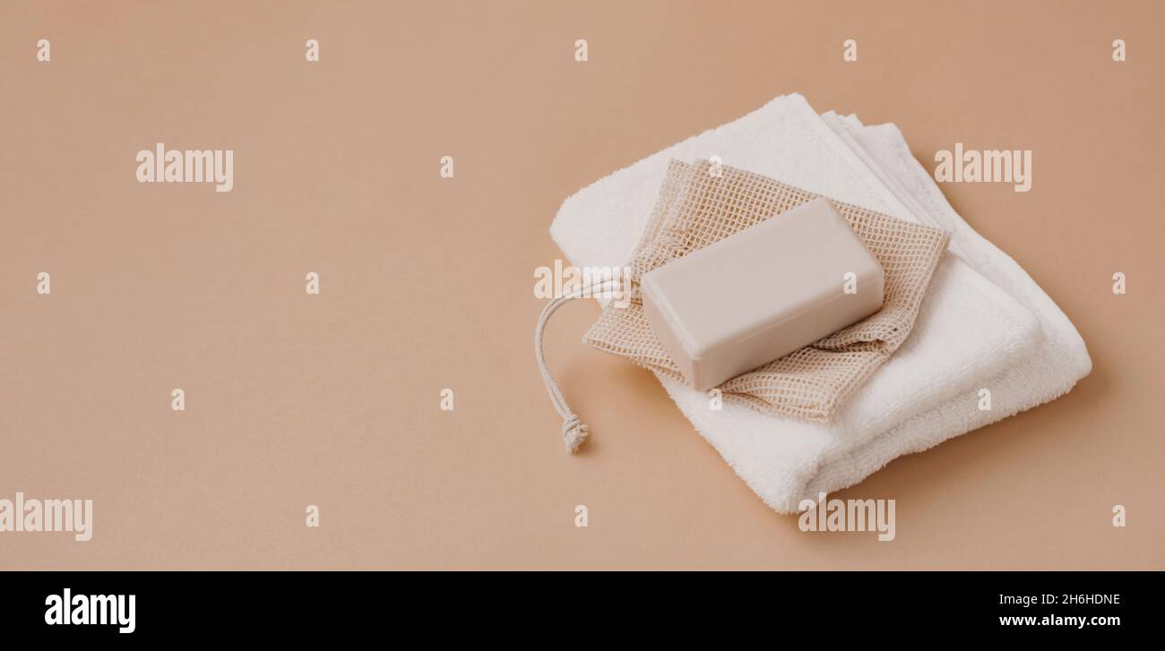 Une barre de savon naturel fait main se trouve sur une serviette blanche douce.Santé beauté produits naturels concept.Cosmétiques naturels biologiques Banque D'Images