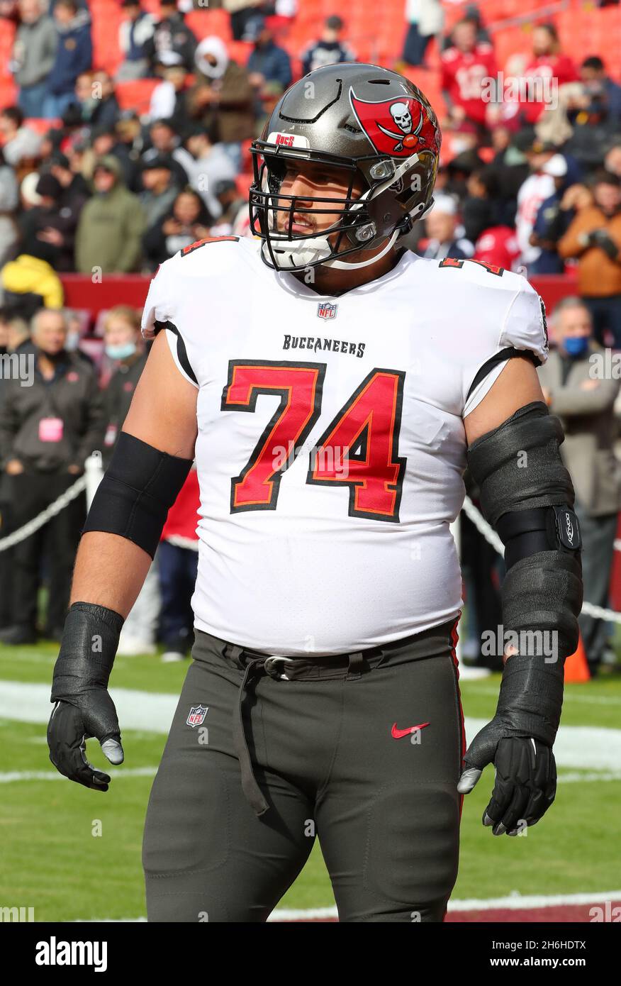 14 novembre 2021 ; Landover, MD USA ; Tampa Bay Buccaneers garde Ali Marpet (74) lors d'un match NFL à FedEx Field.L'équipe de football de Washington a battu le B Banque D'Images