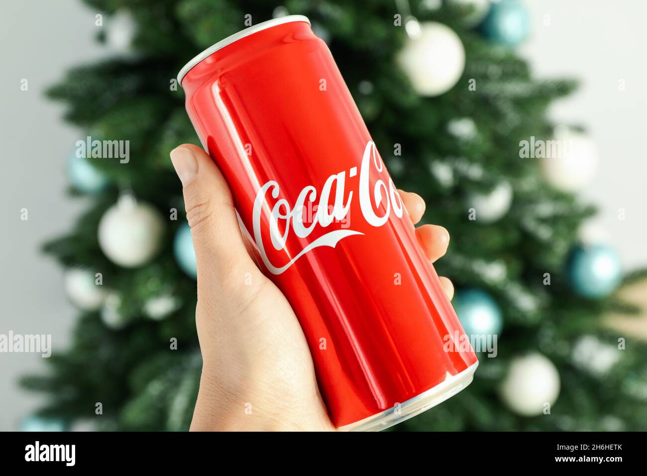 Odessa, Ukraine - 20 octobre 2021 : Composition de sapin de Noël faite de canettes de Coca-Cola, gros plan Banque D'Images