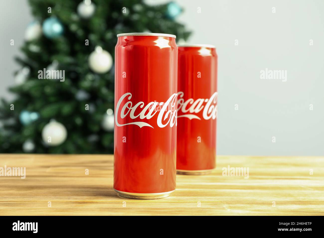 Odessa, Ukraine - 20 octobre 2021 : Composition en arbre de Noël faite de canettes de Coca-Cola sur une table en bois Banque D'Images