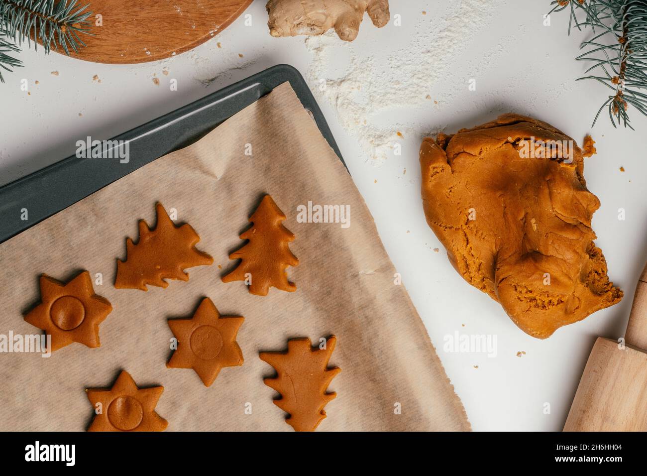 Didacticiel étape par étape sur la cuisson des biscuits de pain d'épice de Noël.Étape 12 : découpez les biscuits à l'aide d'un emporte-pièces et placez-les sur du papier de cuisson.Vue de dessus Banque D'Images