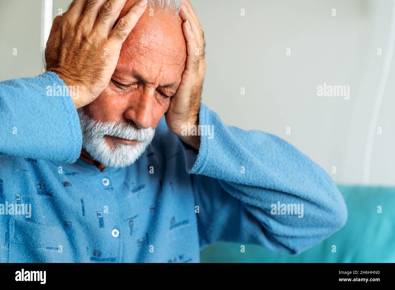 Homme âgé déprimé souffrant de maux de tête et de maladie à l'hôpital.Concept de soins de santé Banque D'Images