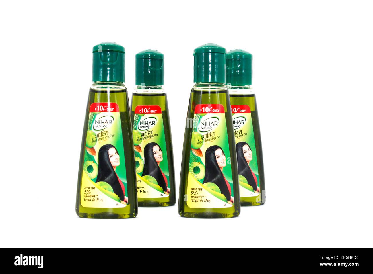 Noida , Uttar Pradesh , Inde - octobre 18 2021, bouteille d'huile de cheveux , Une image de la bouteille d'huile de cheveux sur fond blanc avec un accent sélectif dans Noida Banque D'Images