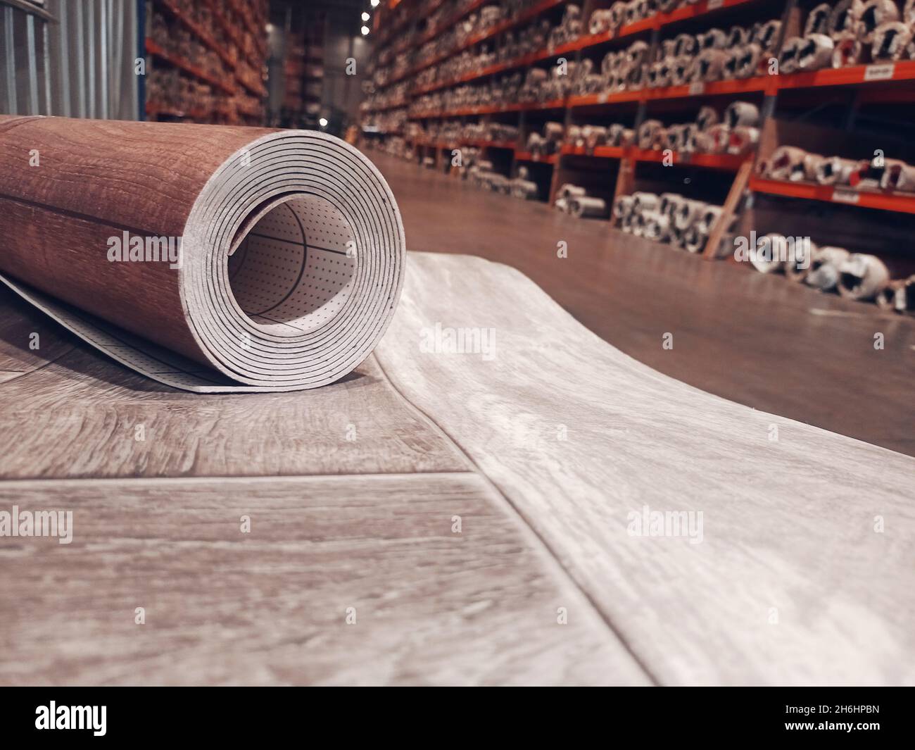 Linoléum.Un rouleau de linoléum est dans l'entrepôt de plancher Photo Stock  - Alamy