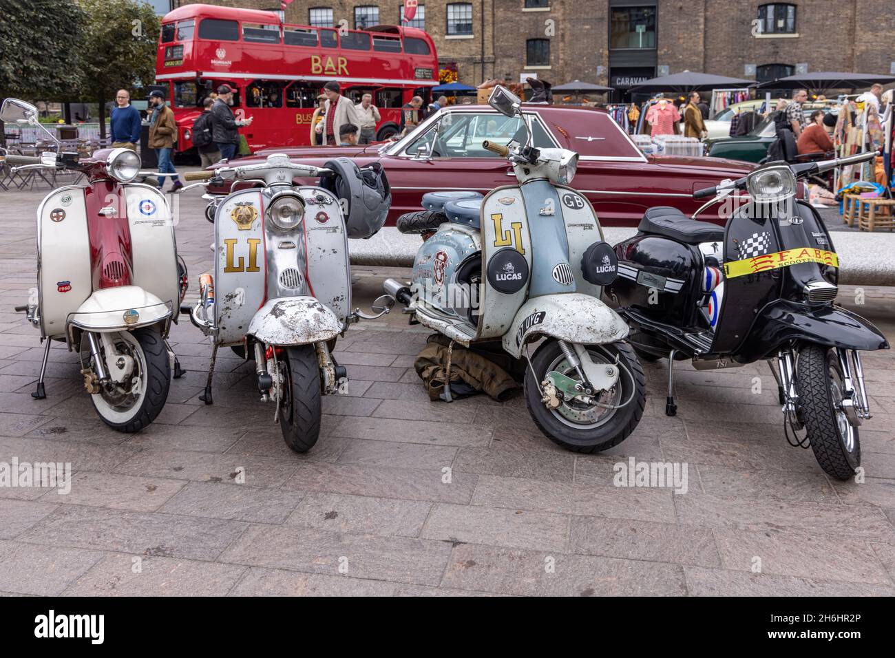 Quatre scooters vintage, vente de bottes de voiture classique de Londres, King's Cross, Londres, Royaume-Uni Banque D'Images