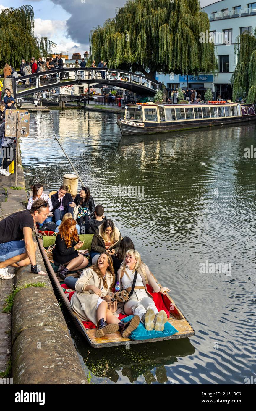 Les gens qui apprécient une excursion en bateau de croisière sur le Music Boat sur le canal Regent's à Camden Lock, dans le nord de Londres. Banque D'Images