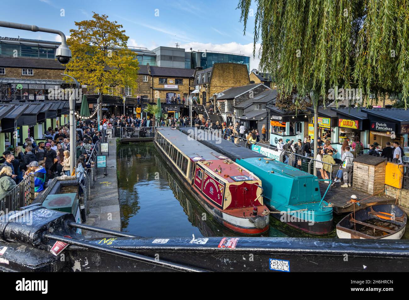 Les stands de nourriture populaires au marché Camden Lock, vu depuis une passerelle au-dessus du canal Regent's, Camden Town, nord de Londres, Angleterre. Banque D'Images