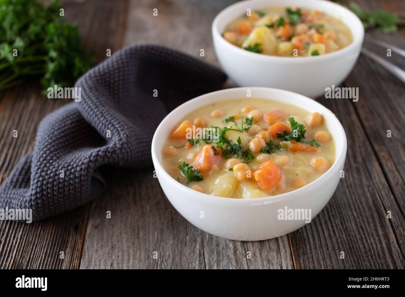 Soupe de pois chiches vegan avec légumes racines Banque D'Images