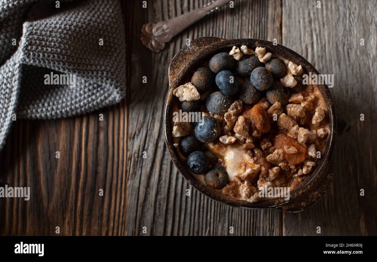 Bol de petit-déjeuner de fitness avec yaourt grec, puroseau de citrouille, craquelins de riz brun et bleuets.Recouvert de cannelle.Super-alimentation Banque D'Images