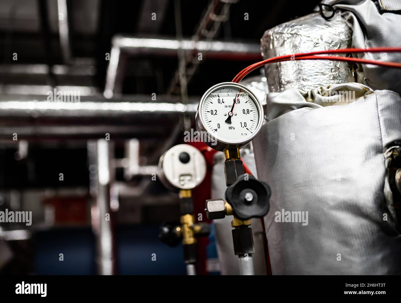 Baromètres sur tuyaux sous pression, salle technique avec distribution de chaleur et d'eau Banque D'Images
