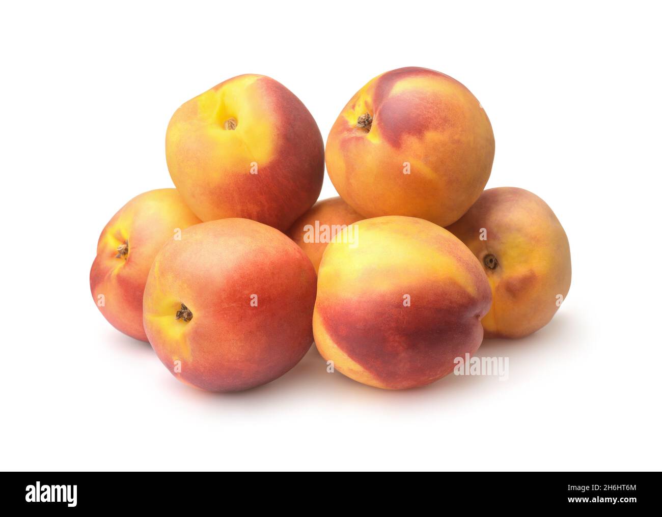 Pile de fruits frais mûrs de pêches isolés sur un blanc Banque D'Images