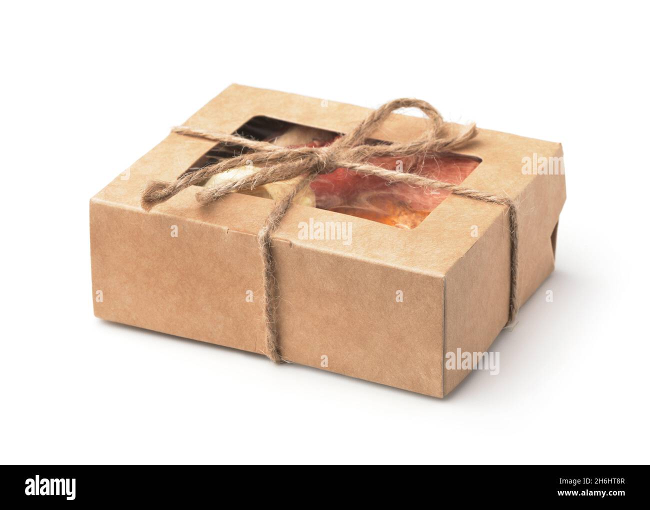 Boîte-cadeau en papier kraft brun pleine de bonbons aux fruits biologiques isolés sur du blanc Banque D'Images