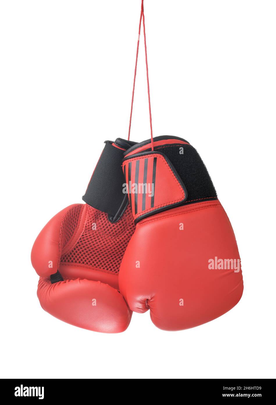 Gants de boxe en cuir rouge suspendus isolés sur blanc Banque D'Images