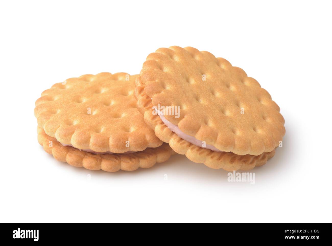 Deux craquelins de blé farcis à la crème isolés sur du blanc Banque D'Images
