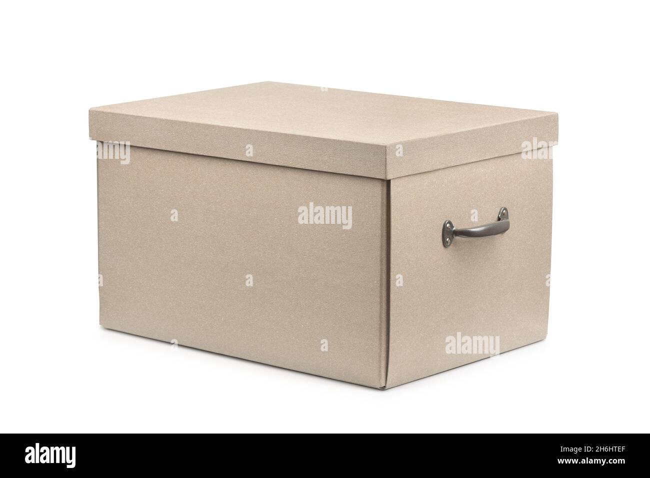Boîte de rangement en carton beige avec couvercle et poignées isolées sur blanc Banque D'Images