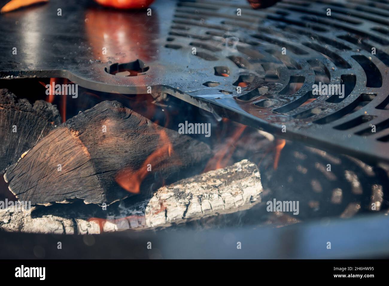 Charbon flamboyant dans une bouilloire Pit avec grille en fonte.Surface de cuisson ronde.Barbecue chaud avec grille en acier inoxydable sur le Backyard Ready Grill Banque D'Images