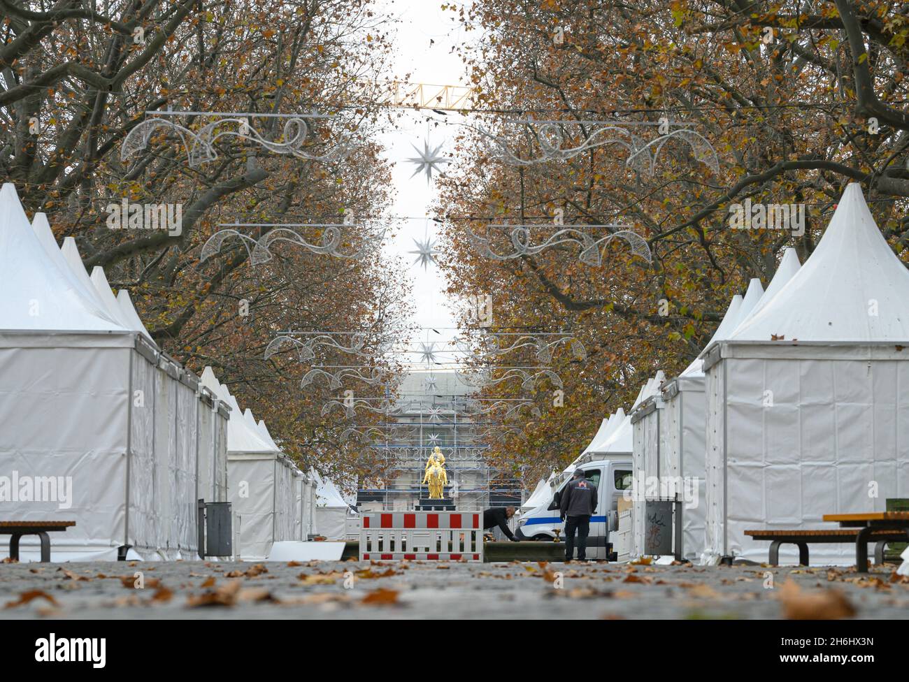 Dresde, Allemagne.16 novembre 2021.Les artisans sont occupés à installer le marché de Noël "Augustusmarkt" sur la rue principale.Le marché devrait avoir lieu du 24 novembre 2021 au 9 janvier 2022.Credit: Robert Michael/dpa-Zentralbild/dpa/Alay Live News Banque D'Images