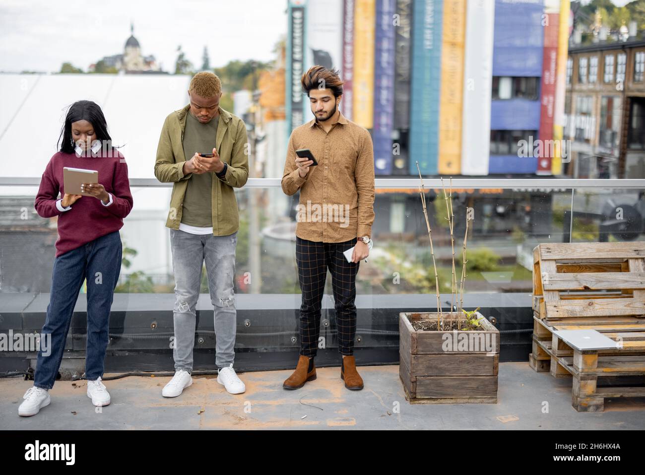 Les étudiants utilisent des appareils numériques sur le campus universitaire Banque D'Images